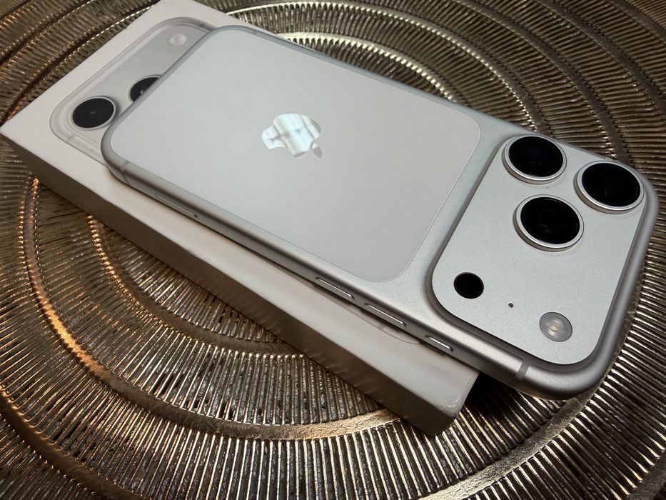 iPhone 17 Pro Silver 512GB - перфектен