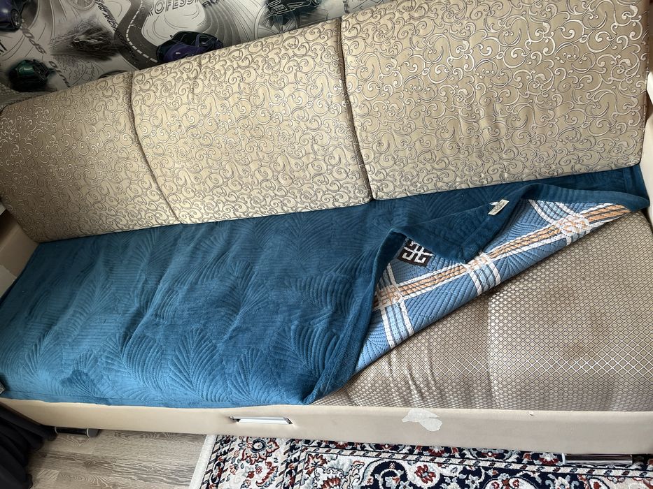 Продам диван в хорошем состоянии, по бокам кожи порваны,