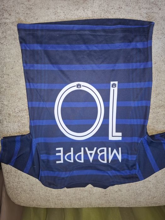 Детски футболни екип и тениска