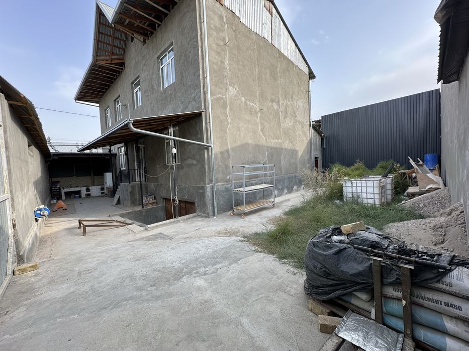 Келесда йул юзида уй сотилади. Угловой. 4 сотих. 450 кв.