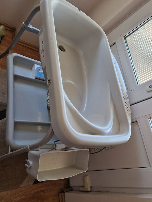Vând masa de schimbat/înfasat bebe +cadita