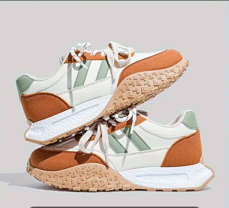 Продам женские кроссовки 38 новые