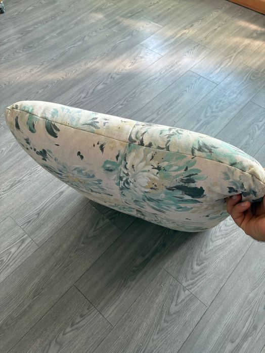 Perne confortabile ( umplute cu bucăți mici de burete)medii spre tari cu fața schimbabile