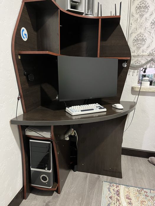 Угловой компьютерный стол