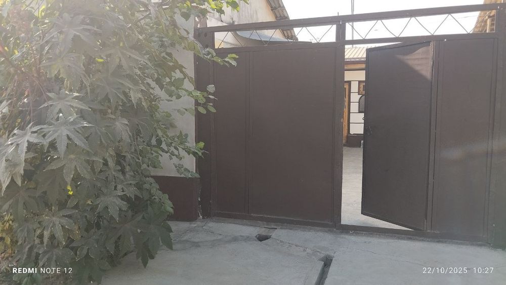 Toshkent tumani Oqtom MFYda 3 xonali hovli uy sotiladi