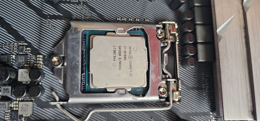 KIT Gaming i7 8700K+ Placa de baza ASUS ROG STRIX Z370-E GAMINGLA 800 RON