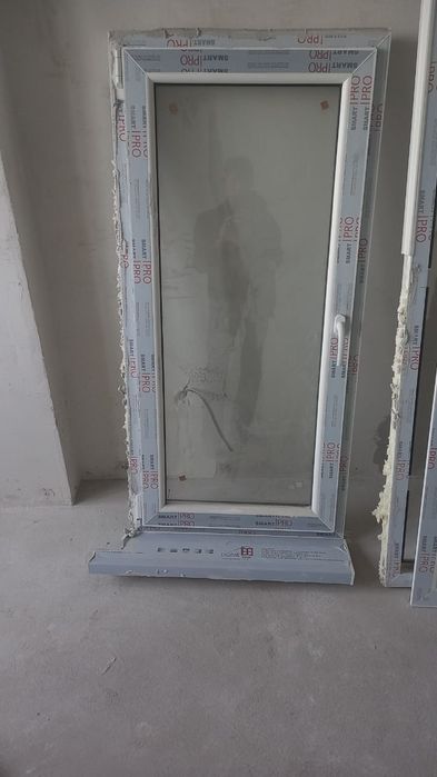 Продам Пластиковую дверь с окном.