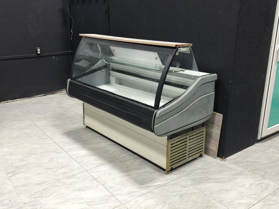 Продам витринных холодильник
