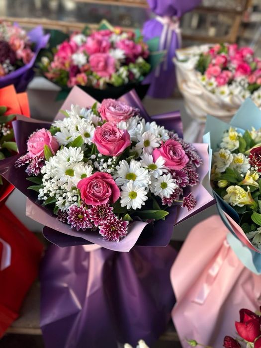 tabiy jivoy buket gullar atirgul romashka