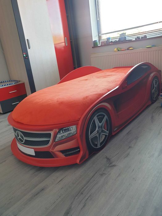 Детско легло кола -Mercedes, в комплект с бюро, нощно шкафче и килим
