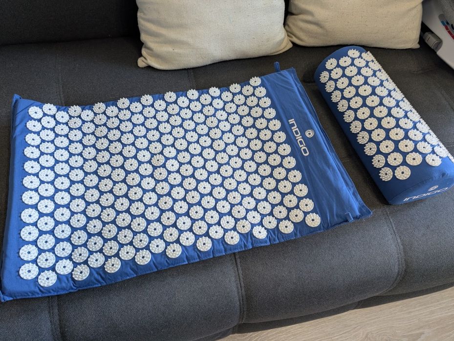 Аппликатор Indigo- Массажный акупунктурный коврик с валиком для спины