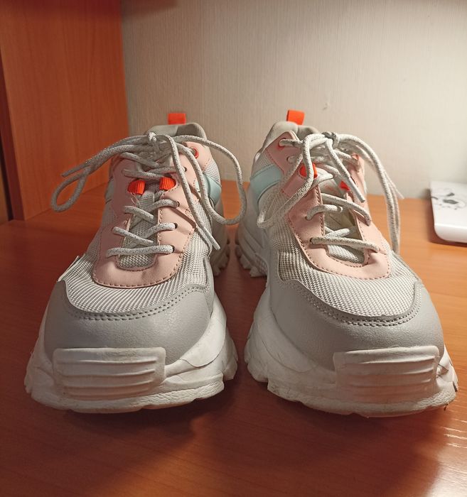 Кроссовки женские