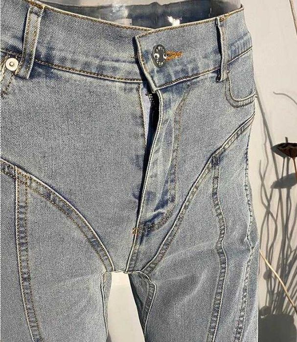 Модел на MUGLER Дънки с Висока Талия и Пачуърк Вталени Разтегаем Модел