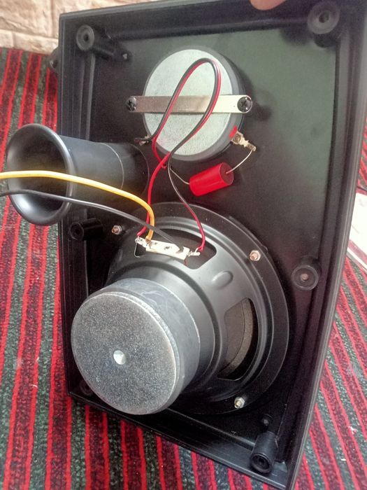 Продам калонки JBL JRX100 в хорошем состоянии.