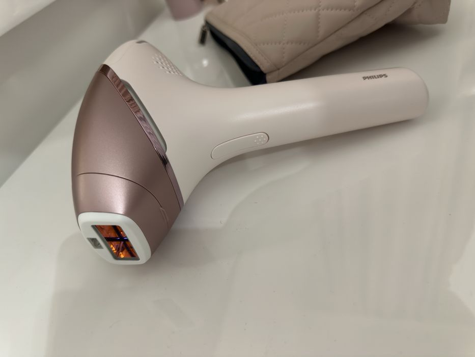 Фотоепилатор Philips Lumea 9900