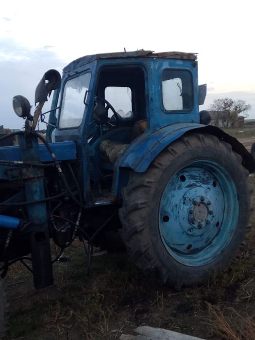 Трактор на ходу