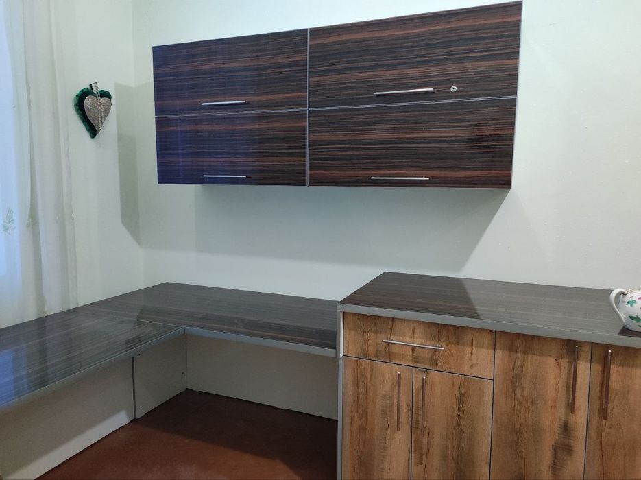 Kuxinniy mebel sotiladi