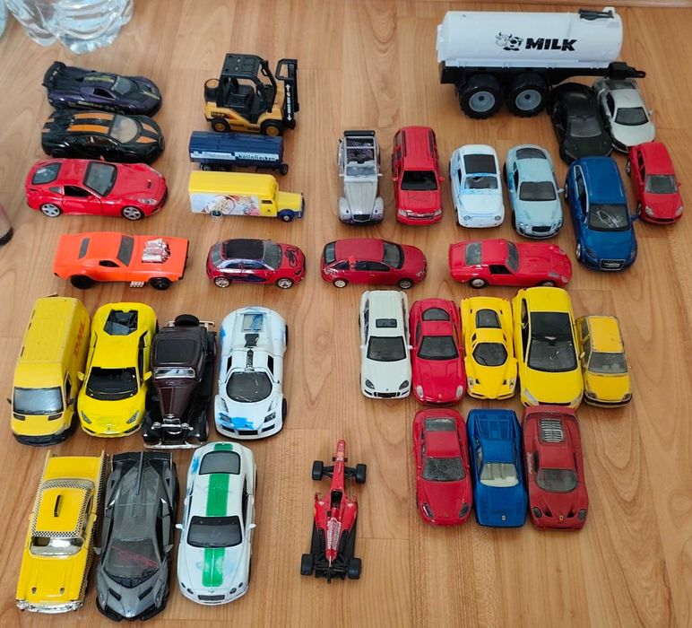 Machete auto Porsche, Ferrari, Renault la scara 1:43 și 1:32.