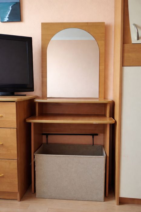 Продается трюмо с зеркалом