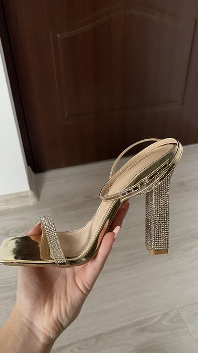 Sandale cu toc aurii