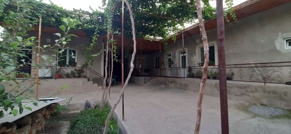 Hovli Uy sotilda.               .