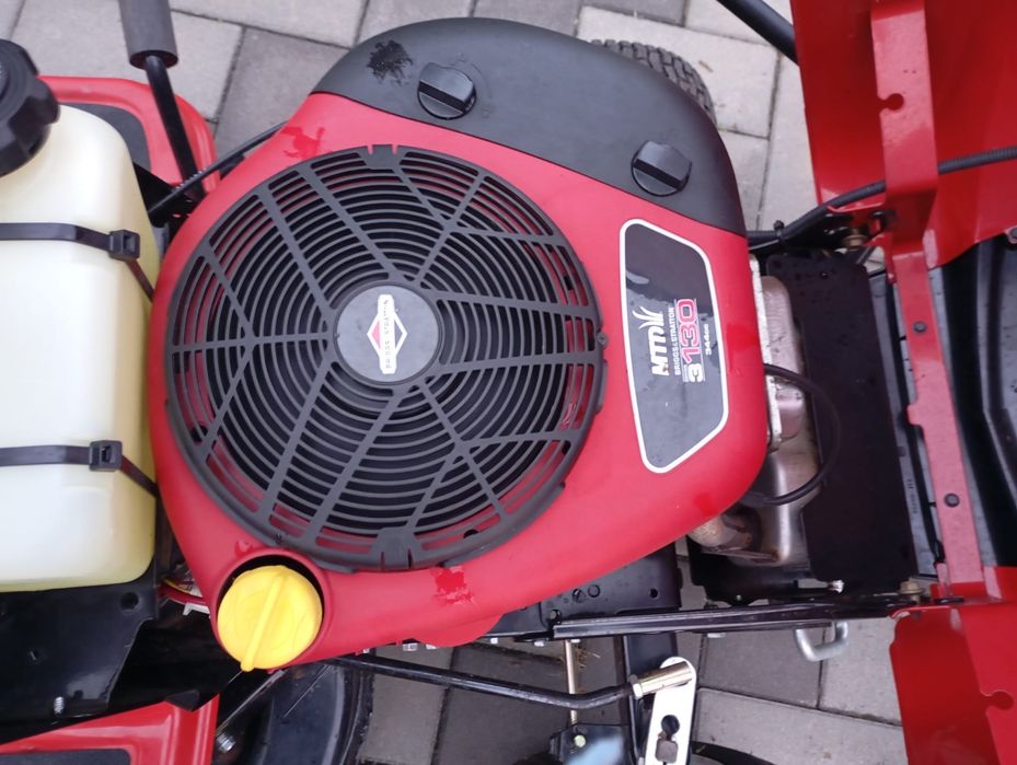 Tractoras tuns iarba gazon