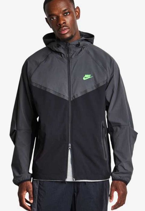 Nike tech woven size L