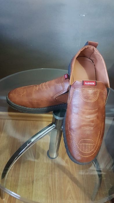 Vând pantofi bărbătești din piele naturală
