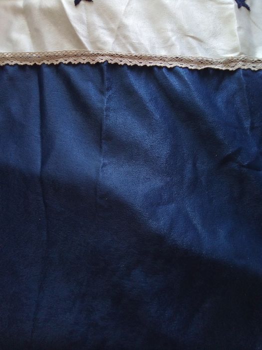 Две плътни плюшени завеси