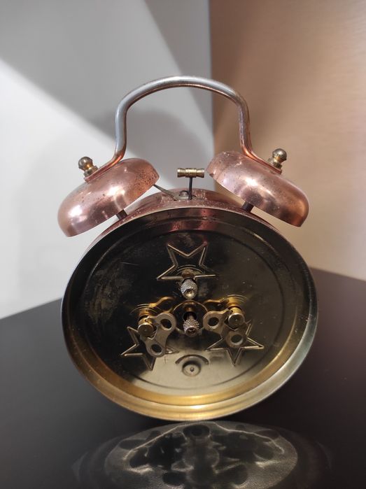 Стар помеднен механичен часовник