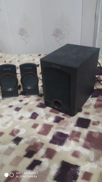 Самвуфер микролаб играет хорошо басс норм