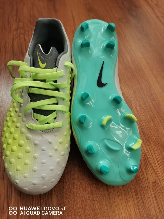 НОВИ Оригинални бутонки Найк