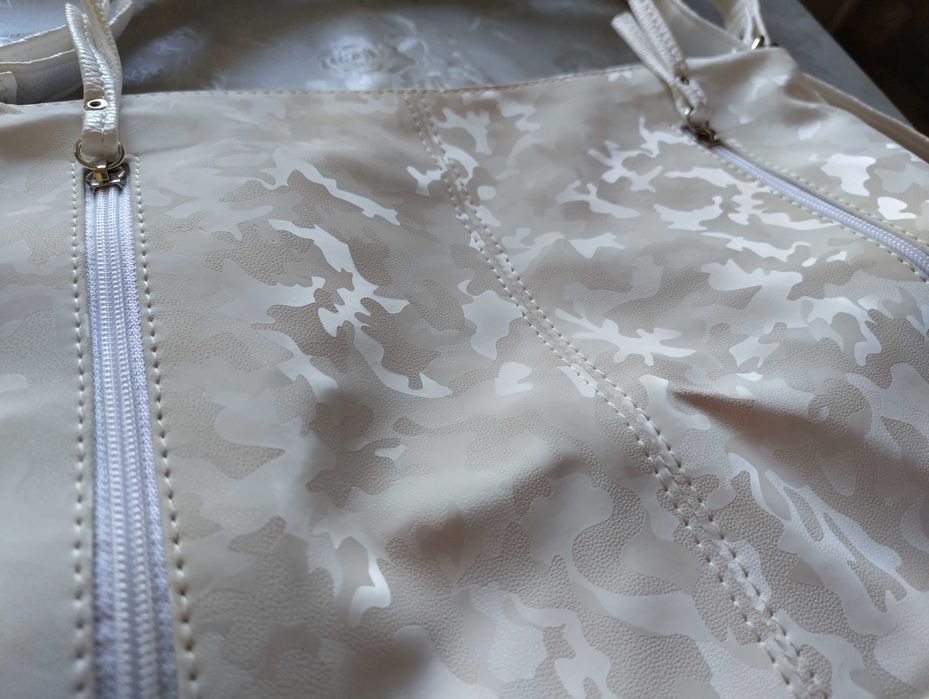 Бяла чанта за през рамо или раница