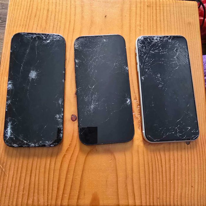 Lot 3 telefoane: iphone 16 pro , iphone 15 , iphone 11 de piese