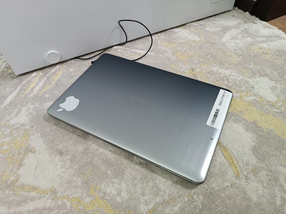 Ноутбук ASUS для работы.