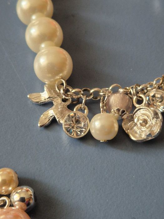 Set de bijuterii care include o brățară cu perle și cercei asortați