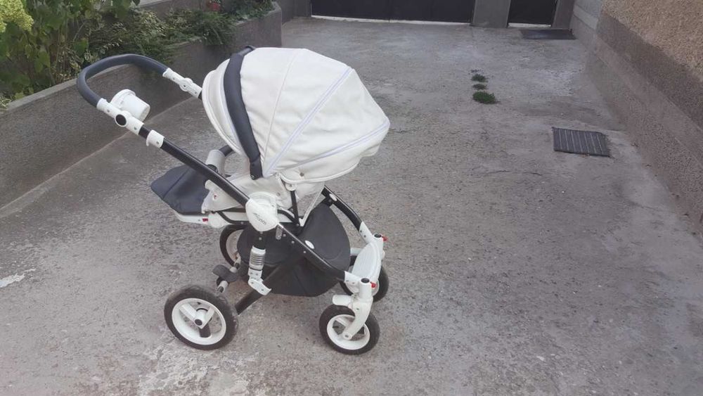 Количка Адамекс-бяла кожена