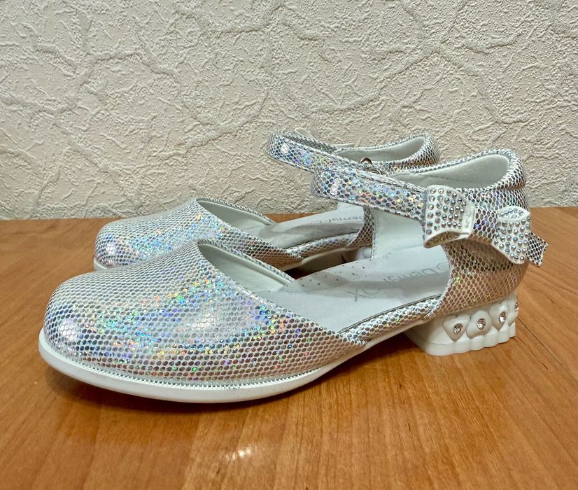 Продам нарядные туфли