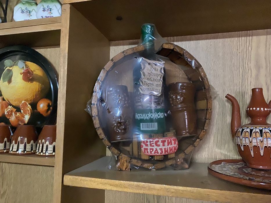 Подаръчен комплект от вино с пожелание и 4 чашки