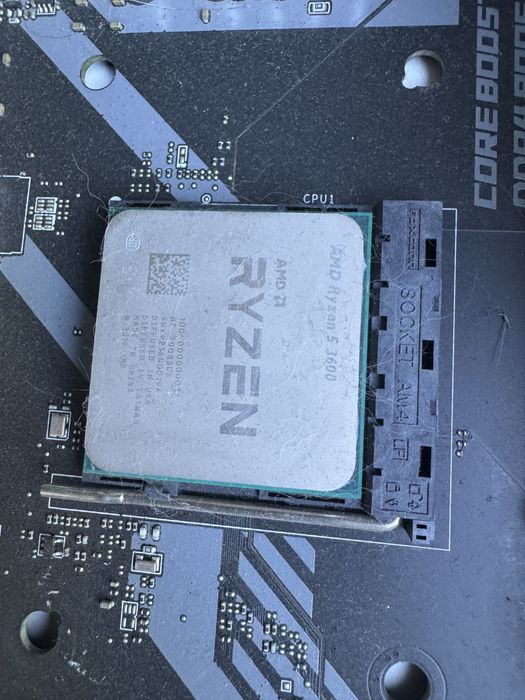 MSI X570 Tomahawk WiFi, HyperX Predator 16GB 3200