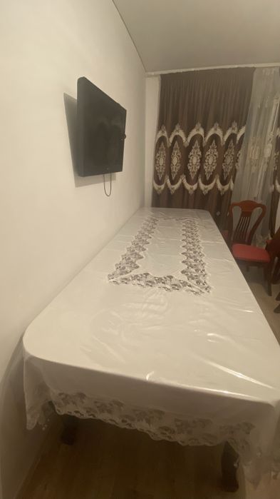 Стол и стулья в отличном состояние
