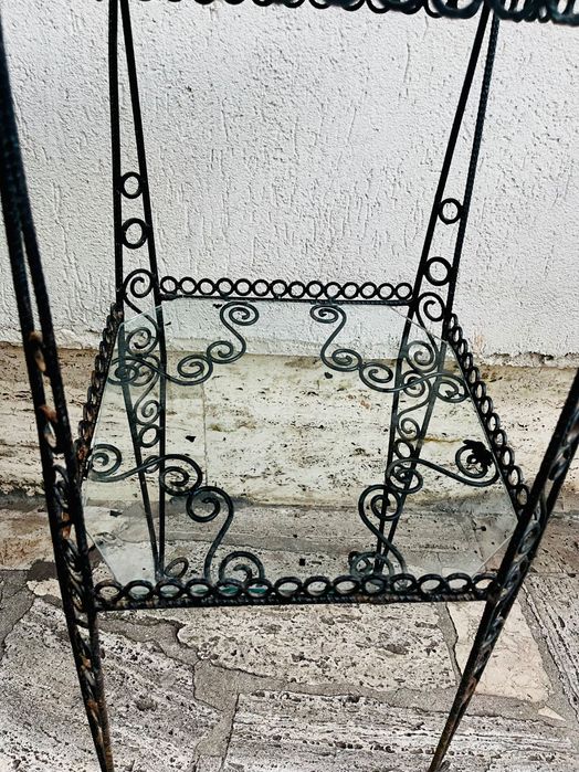 Măsuță / etajeră din fier forjat cu blat de sticlă