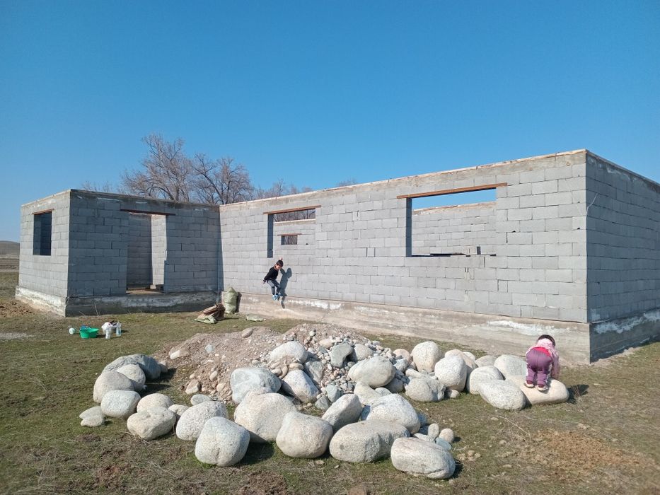 Продам участок времянка не недостроенный