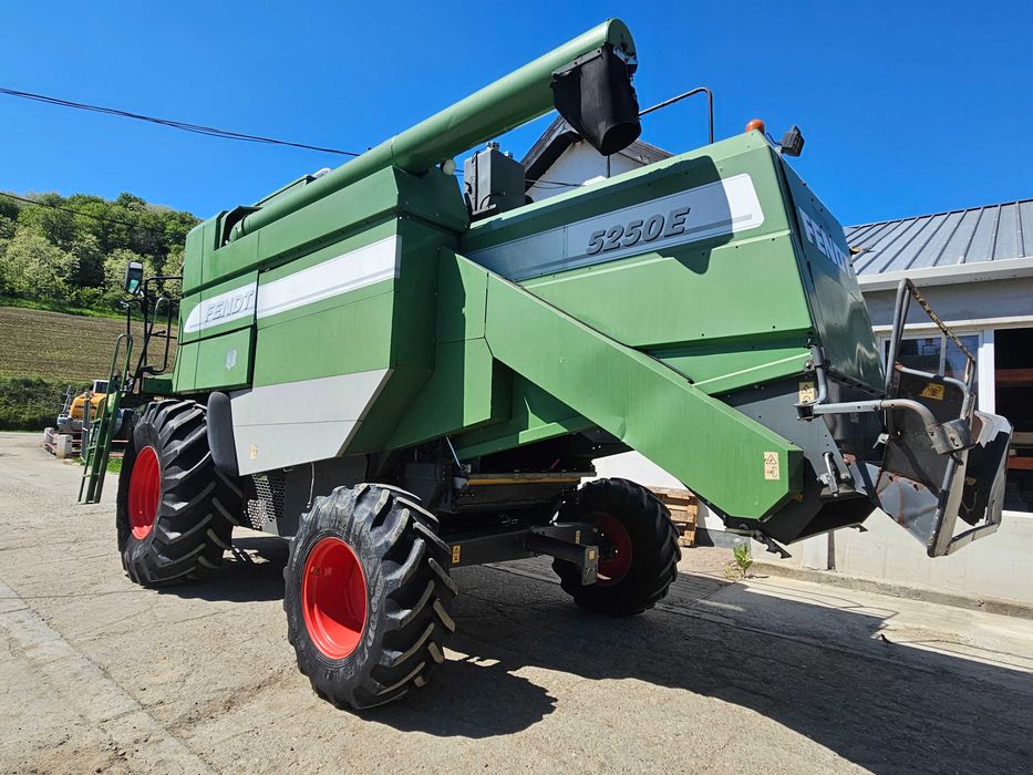 De vanzare combina Fendt 5250E+Echipament de paioase Fendt 743 — poza 3