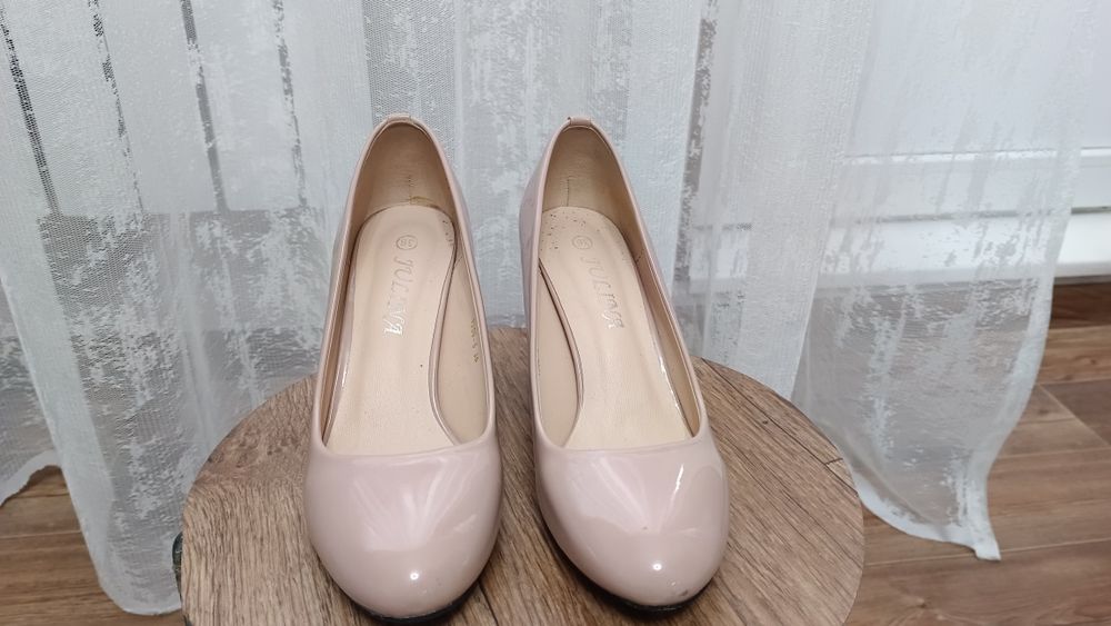 Лаковые бежевые туфли лодочки