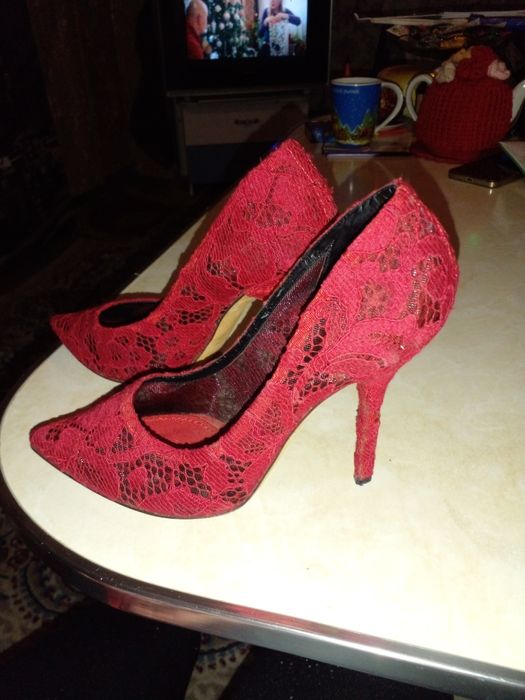 Каблуки красного цвета велюр