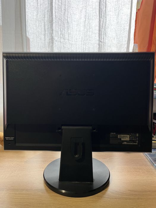 Продавам монитор ASUS VW202S