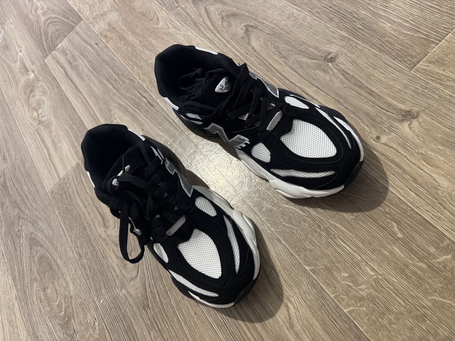 Кроссовки женские