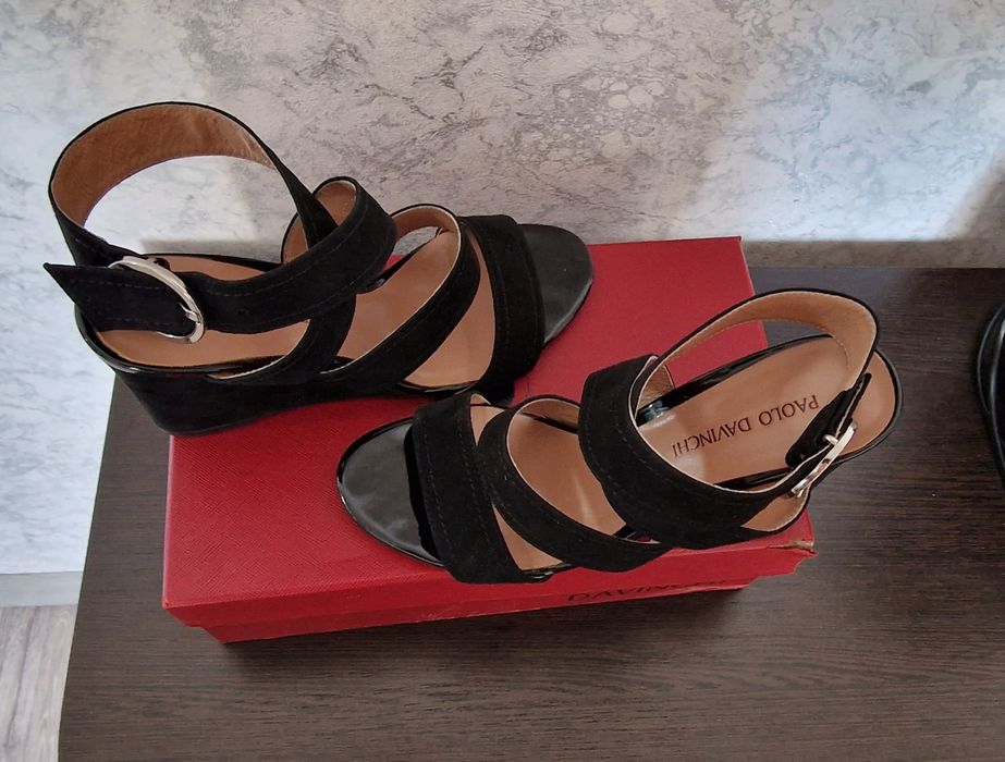 Продам замшевые босоножки