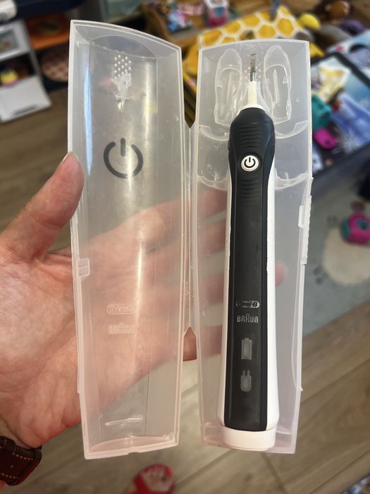 Електрическа четка за зъби със зарядно